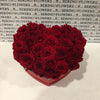 Stor hjerteæske med friske røde roser